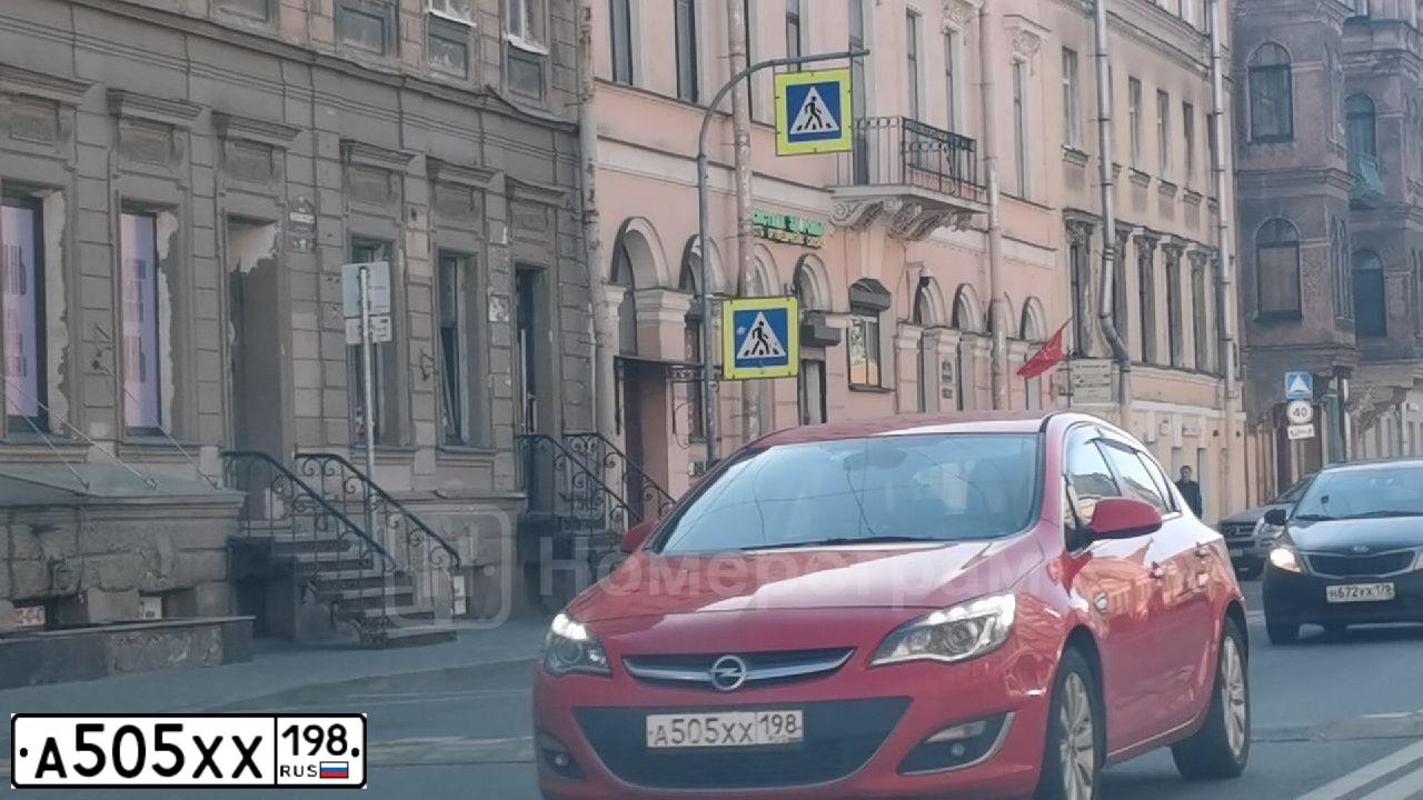 Фото автомобиля OPEL ASTRA, 2012 — госномер Р777УМ98. Цвет: Красный