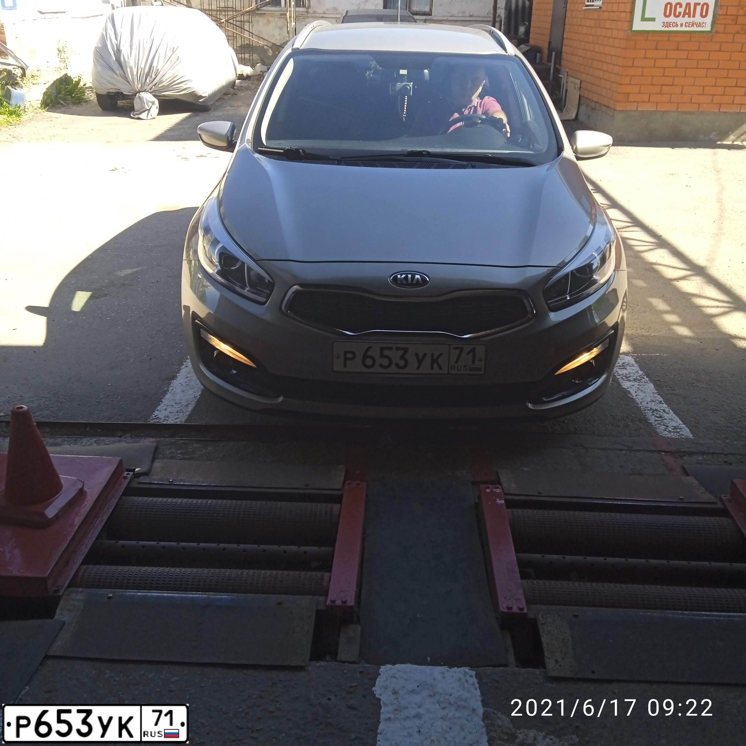 Фото автомобиля KIA CEE'D, 2016 — госномер Р653УК71. Цвет: СЕРЕБРИСТЫЙ