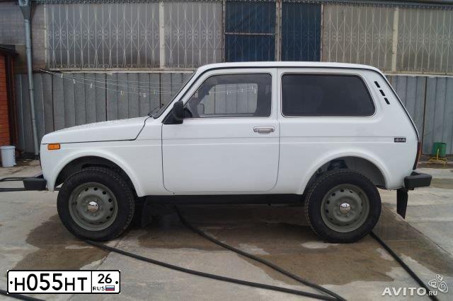 Фото автомобиля LADA 2121 NIVA, 2010 — госномер Н055НТ26. Цвет: ЯРКО-БЕЛЫЙ