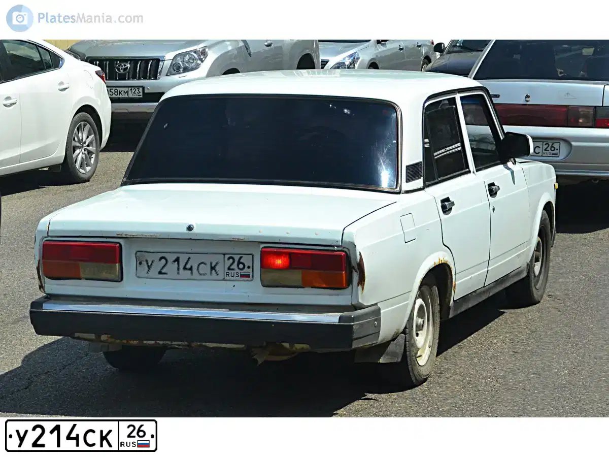Фото автомобиля LADA 2107, 2004 — госномер У214СК26. Цвет: ЯРКО-БЕЛЫЙ