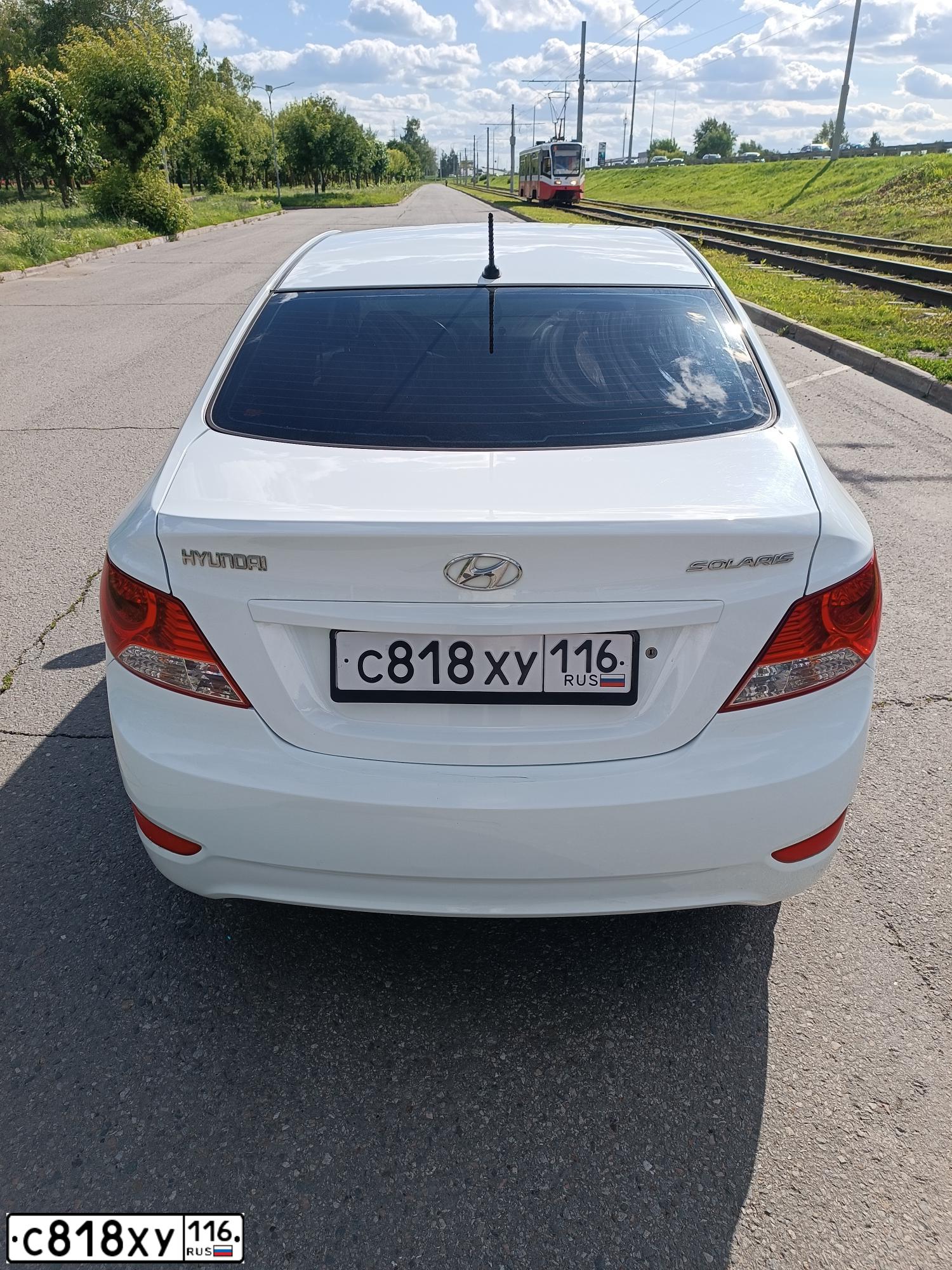 Фото автомобиля HYUNDAI SOLARIS, 2013 — госномер С818ХУ116. Цвет: БЕЛЫЙ