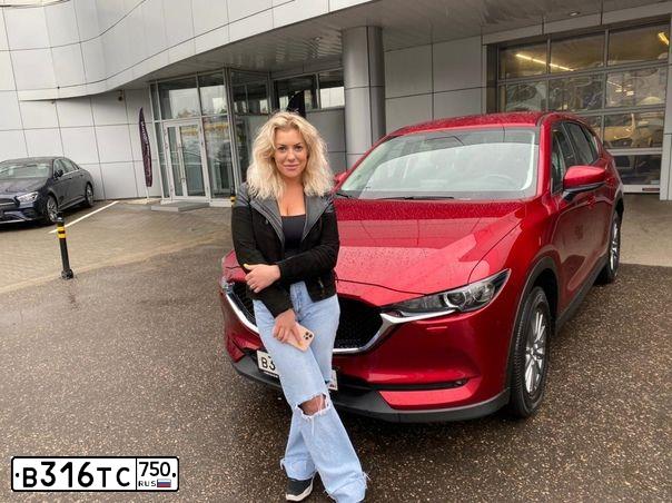 Фото автомобиля MAZDA CX-5, 2019 — госномер Е695НТ790. Цвет: Красный