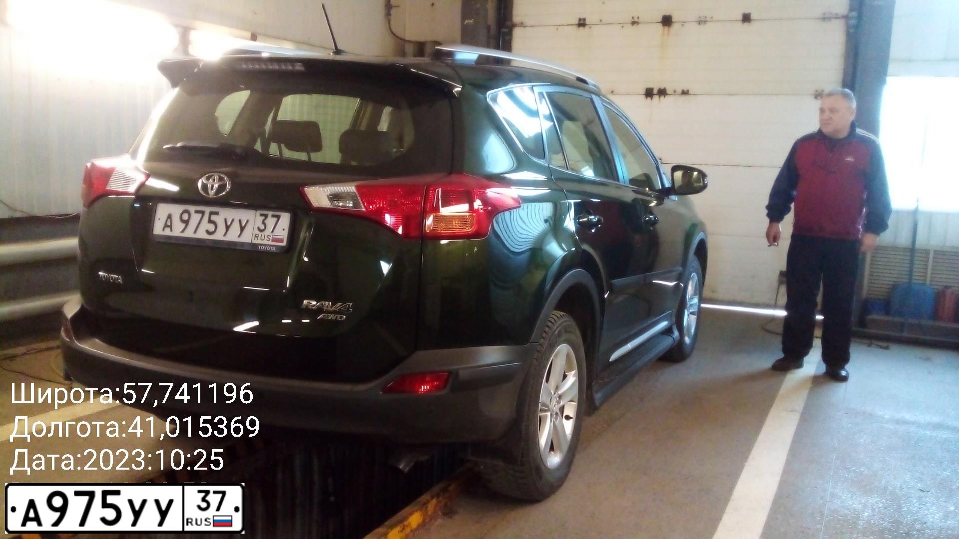 Фото автомобиля TOYOTA RAV4, 2013 — госномер Р422УС44. Цвет: Темно-зеленый