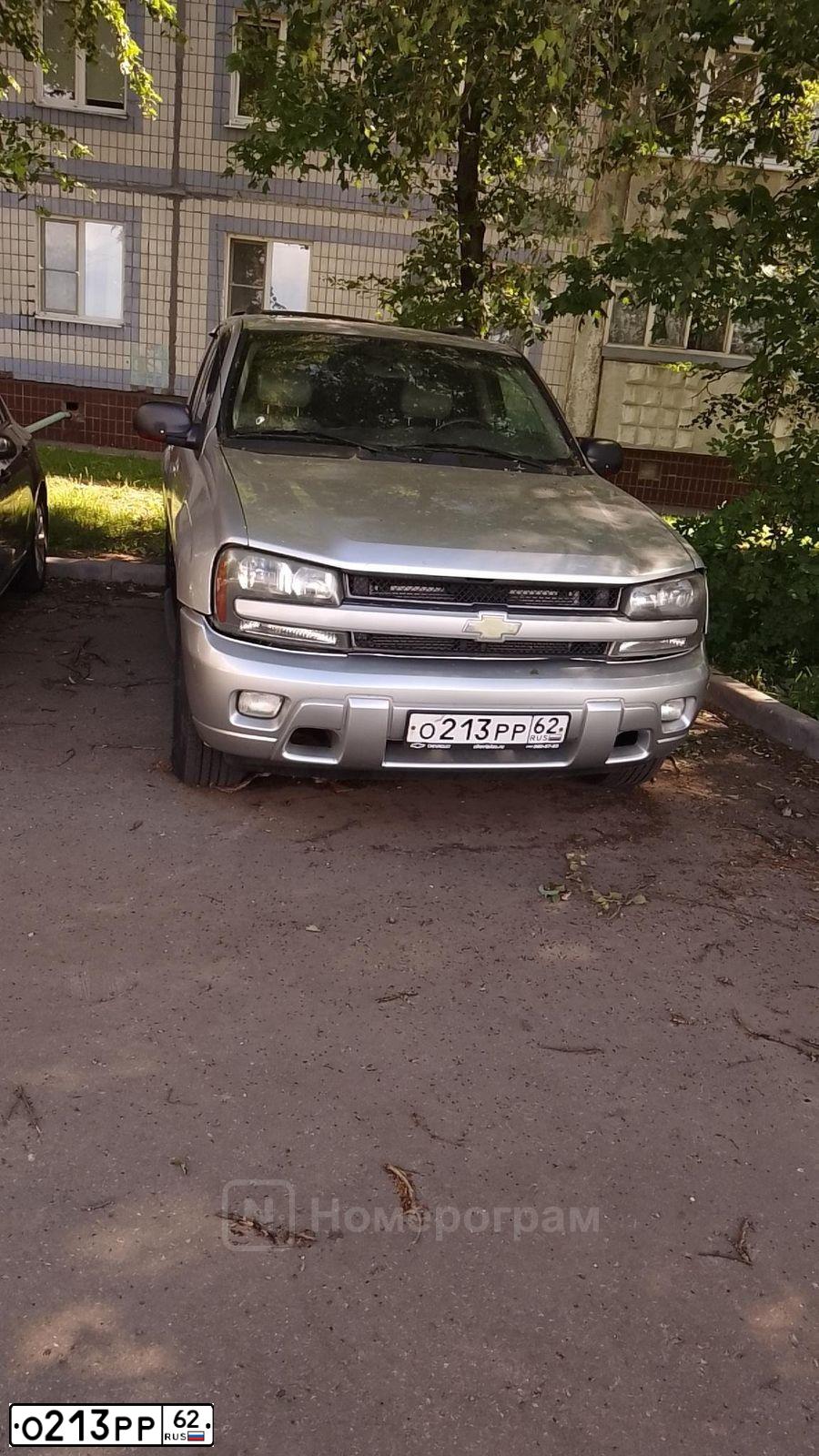 Фото автомобиля CHEVROLET TRAILBLAZER, 2004 — госномер Е555ВК62. Цвет: СЕРЕБРИСТЫЙ