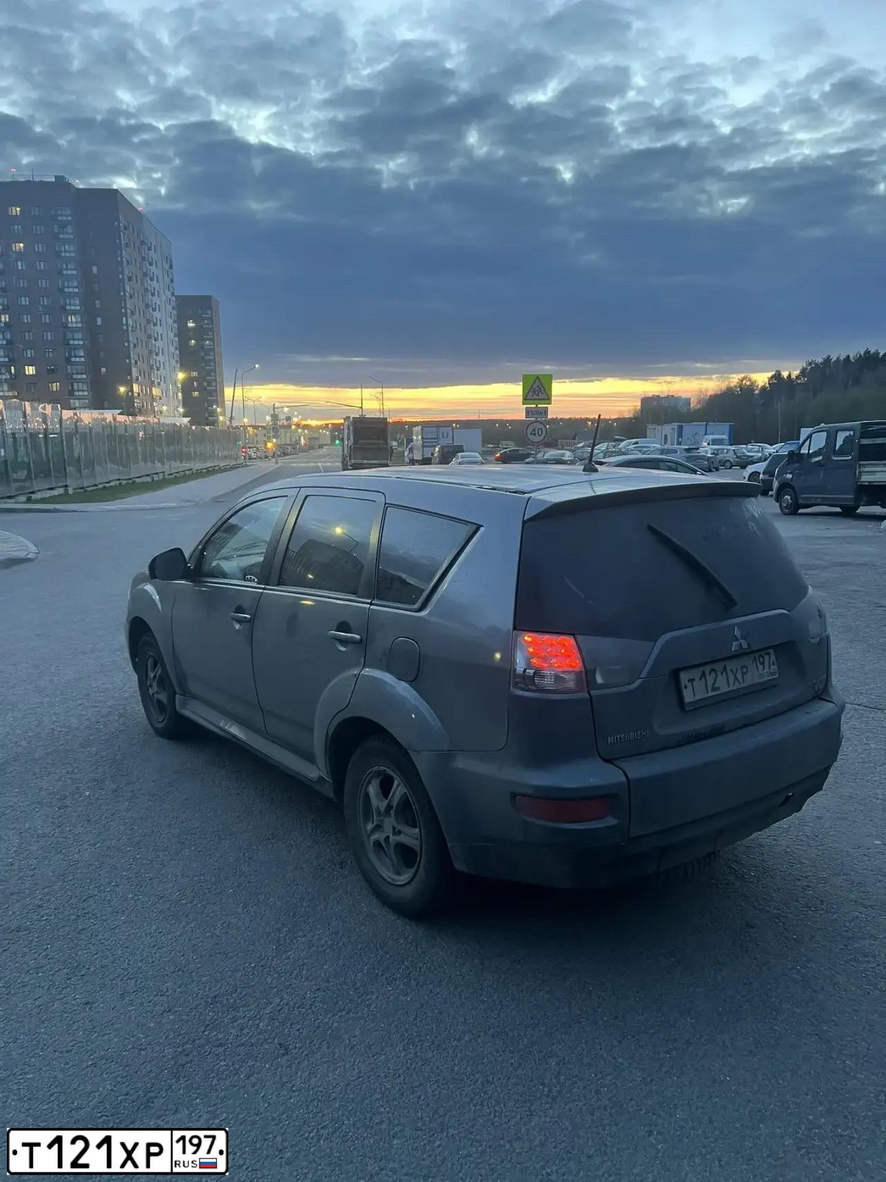 Фото автомобиля MITSUBISHI OUTLANDER, 2011 — госномер Т121ХР197. Цвет: СЕРЫЙ