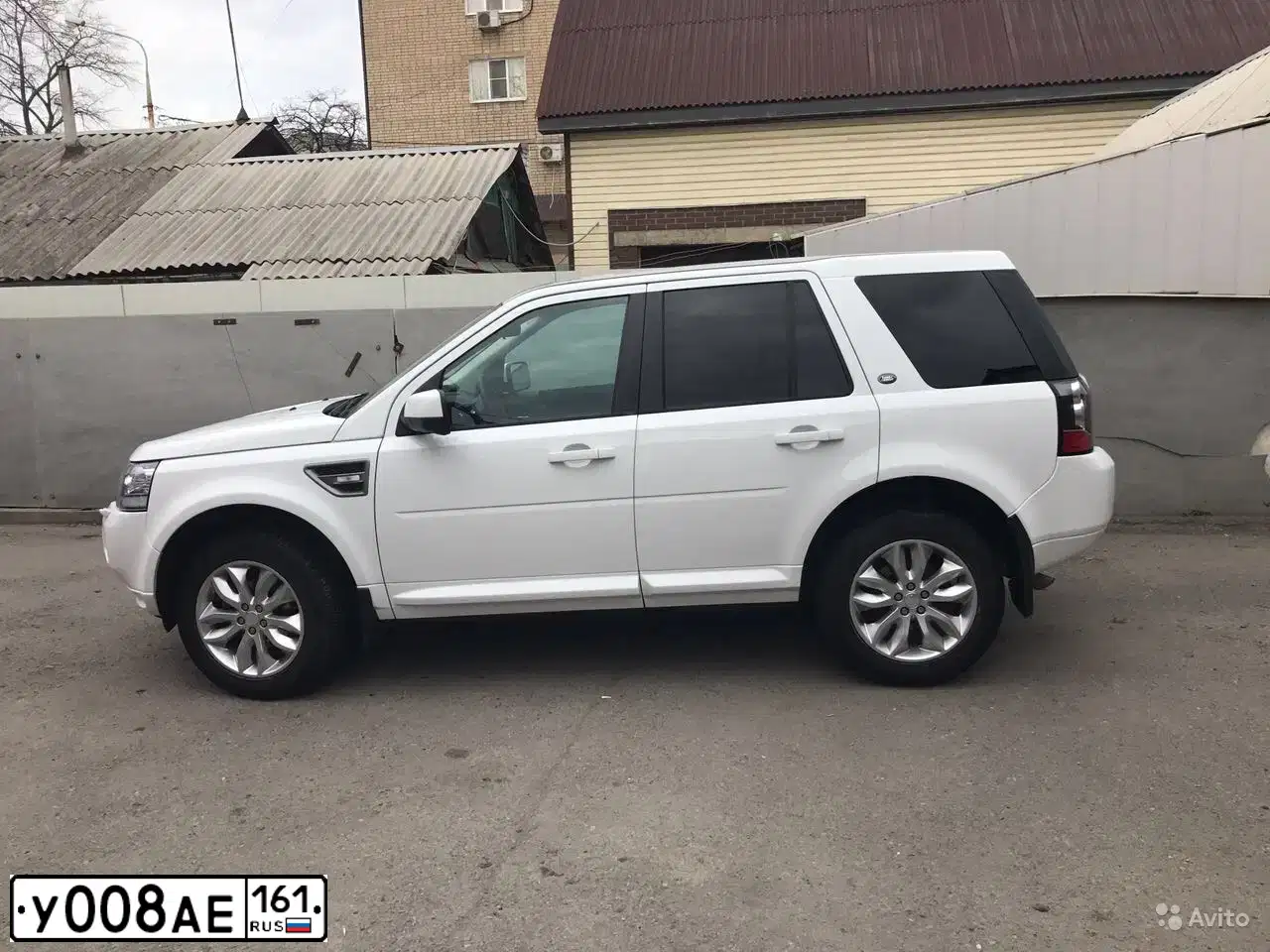 Фото автомобиля LANDROVER FREELANDER, 2014 — госномер Р081ТН799. Цвет: ЯРКО-БЕЛЫЙ