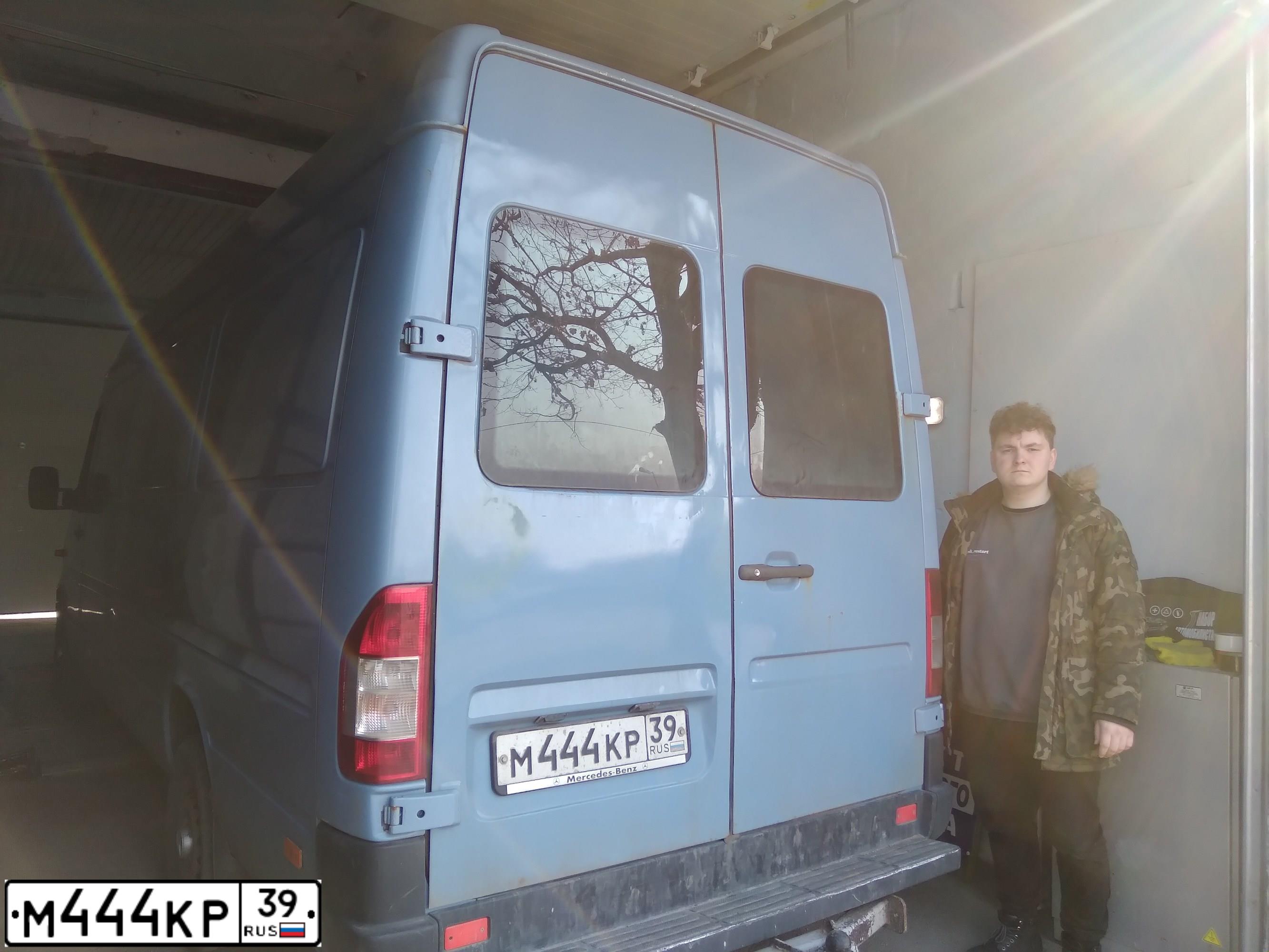 Фото автомобиля VOLKSWAGEN MULTIVAN, 1992 — госномер О288РН39. Цвет: СИНИЙ