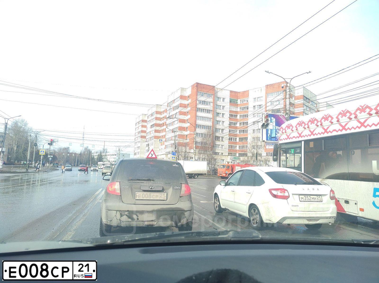 Фото автомобиля HYUNDAI GETZ, 2010 — госномер Е008СР21. Цвет: ЧЕРНЫЙ