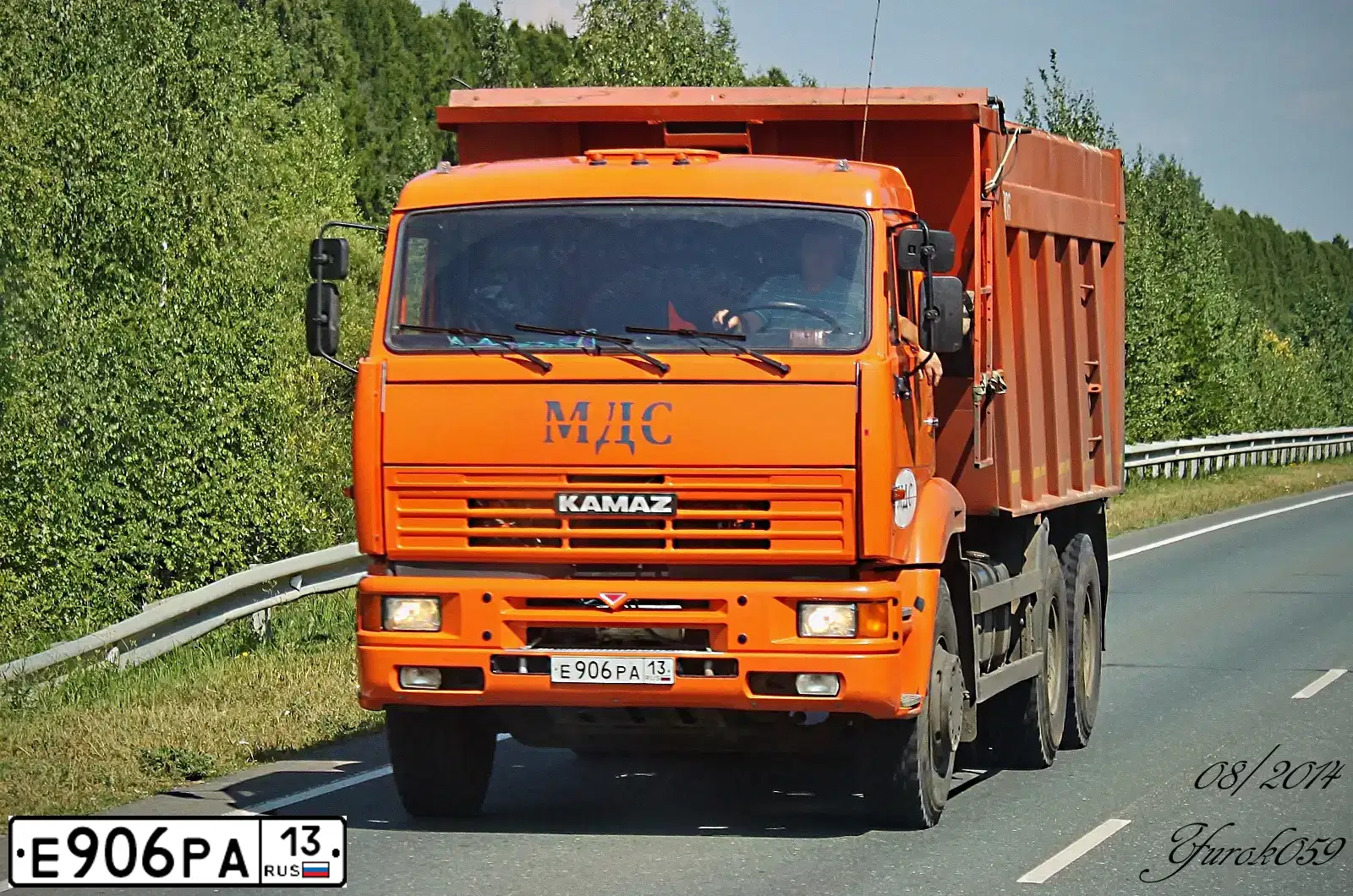 Фото автомобиля KAMAZ 6520 /6X4/, 2011 — госномер Е906РА13. Цвет: ОРАНЖЕВЫЙ