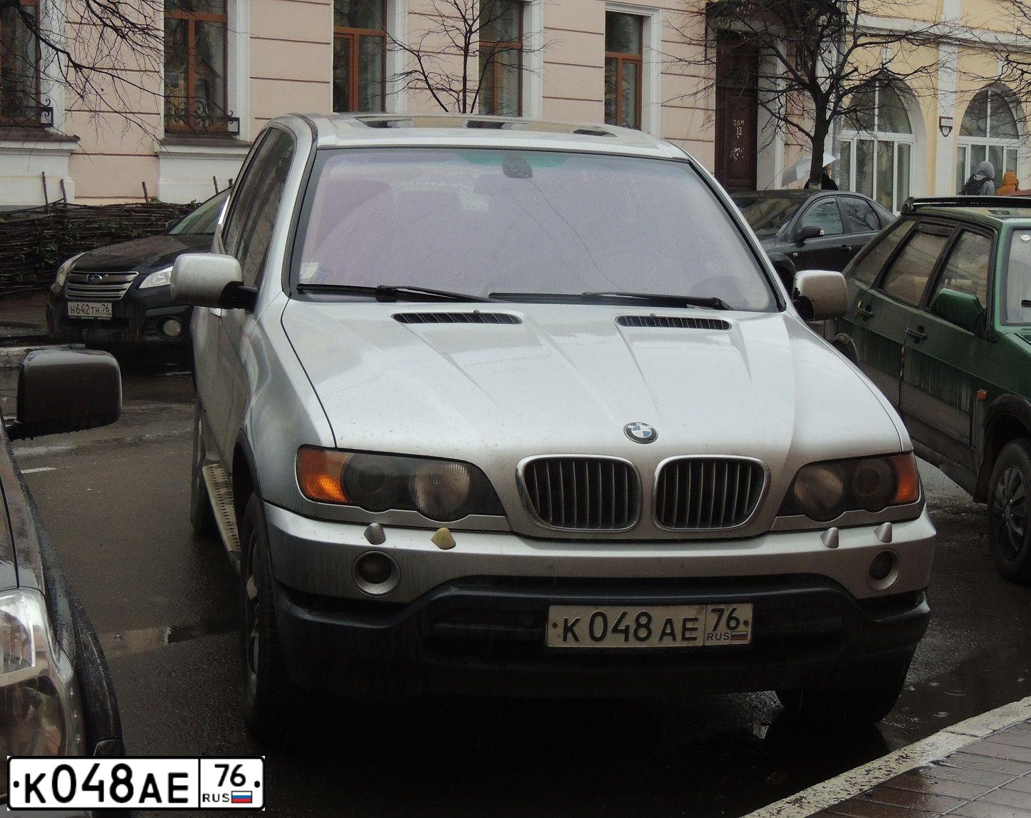 Фото автомобиля BMW X5, 2000 — госномер Е842АХ147. Цвет: БЕЛЫЙ(СЕРЕБРИСТЫЙ