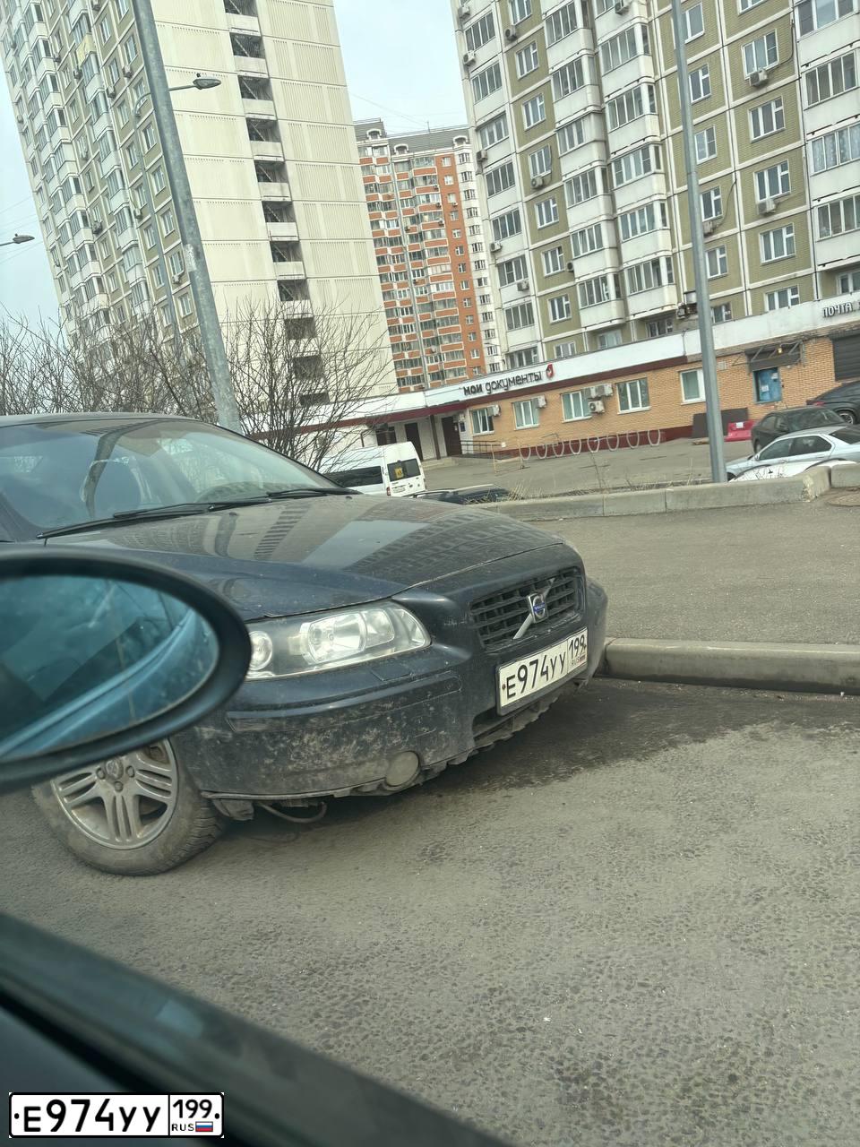 Фото автомобиля VOLVO S60, 2007 — госномер Е974УУ199. Цвет: Темно-синий