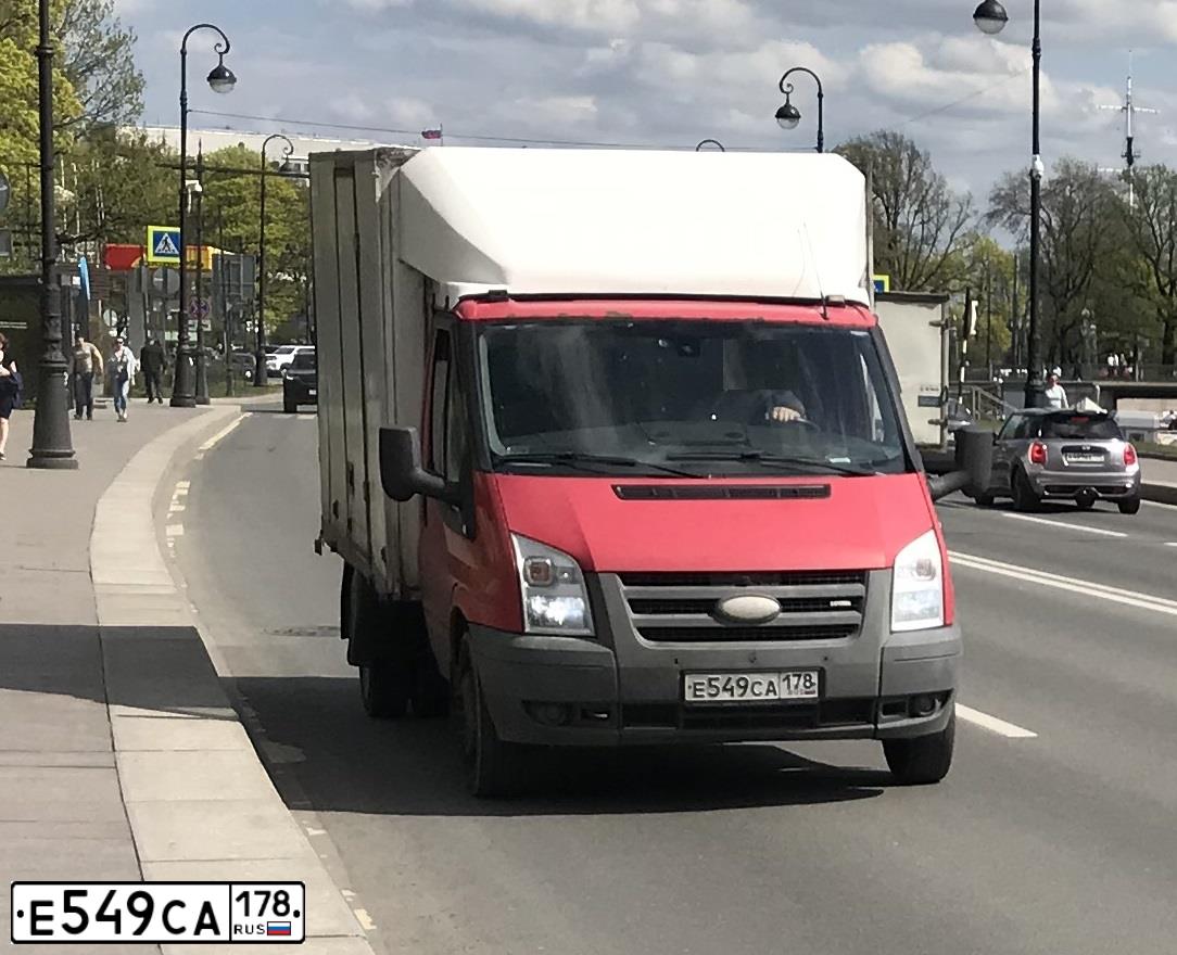 Фото автомобиля FORD TRANSIT, 2007 — госномер О897КЕ790. Цвет: Красный