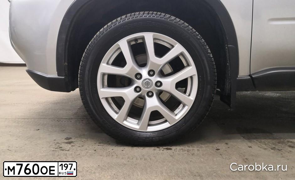 Фото автомобиля NISSAN X-TRAIL, 2010 — госномер Р404СВ124. Цвет: СЕРЕБРИСТЫЙ