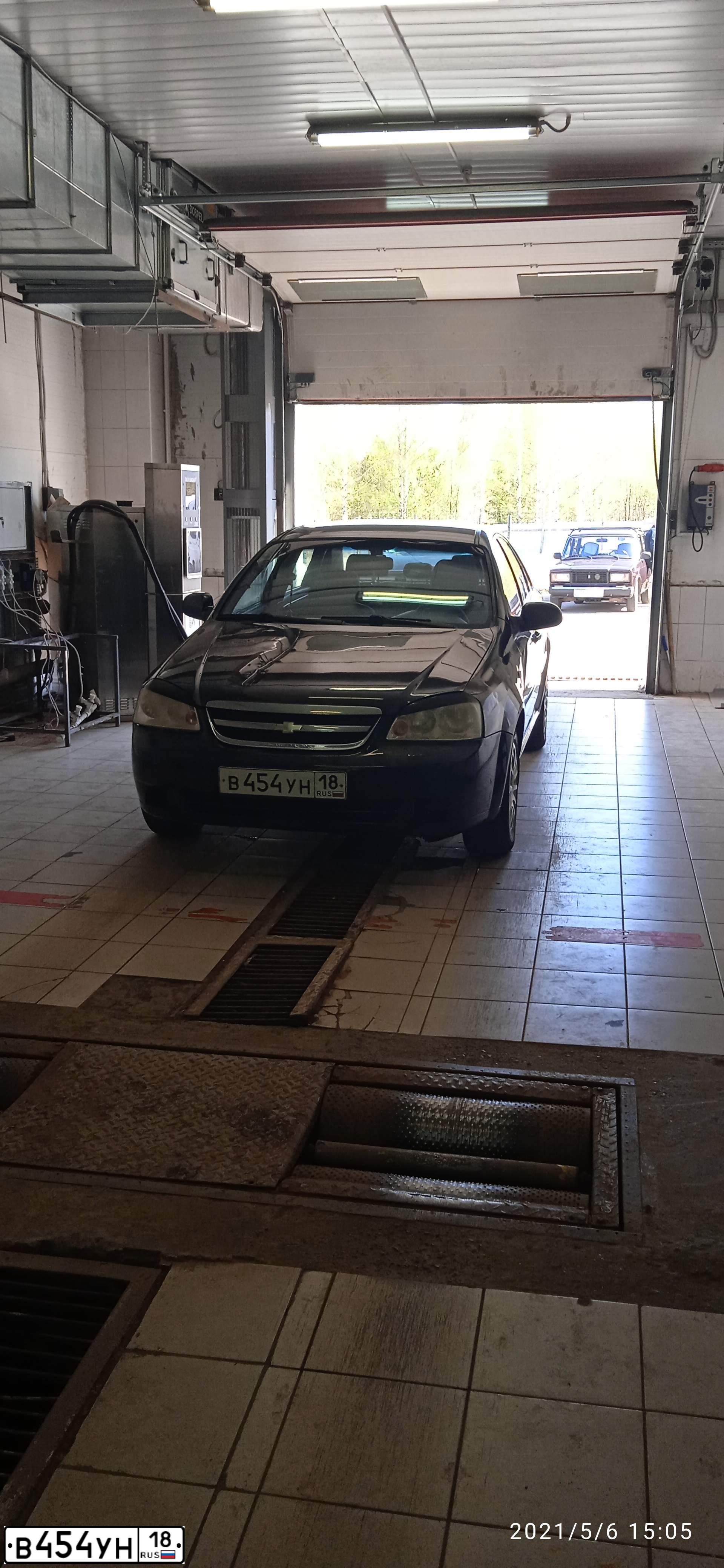 Фото автомобиля CHEVROLET LACETTI, 2004 — госномер В454УН18. Цвет: ЧЕРНЫЙ