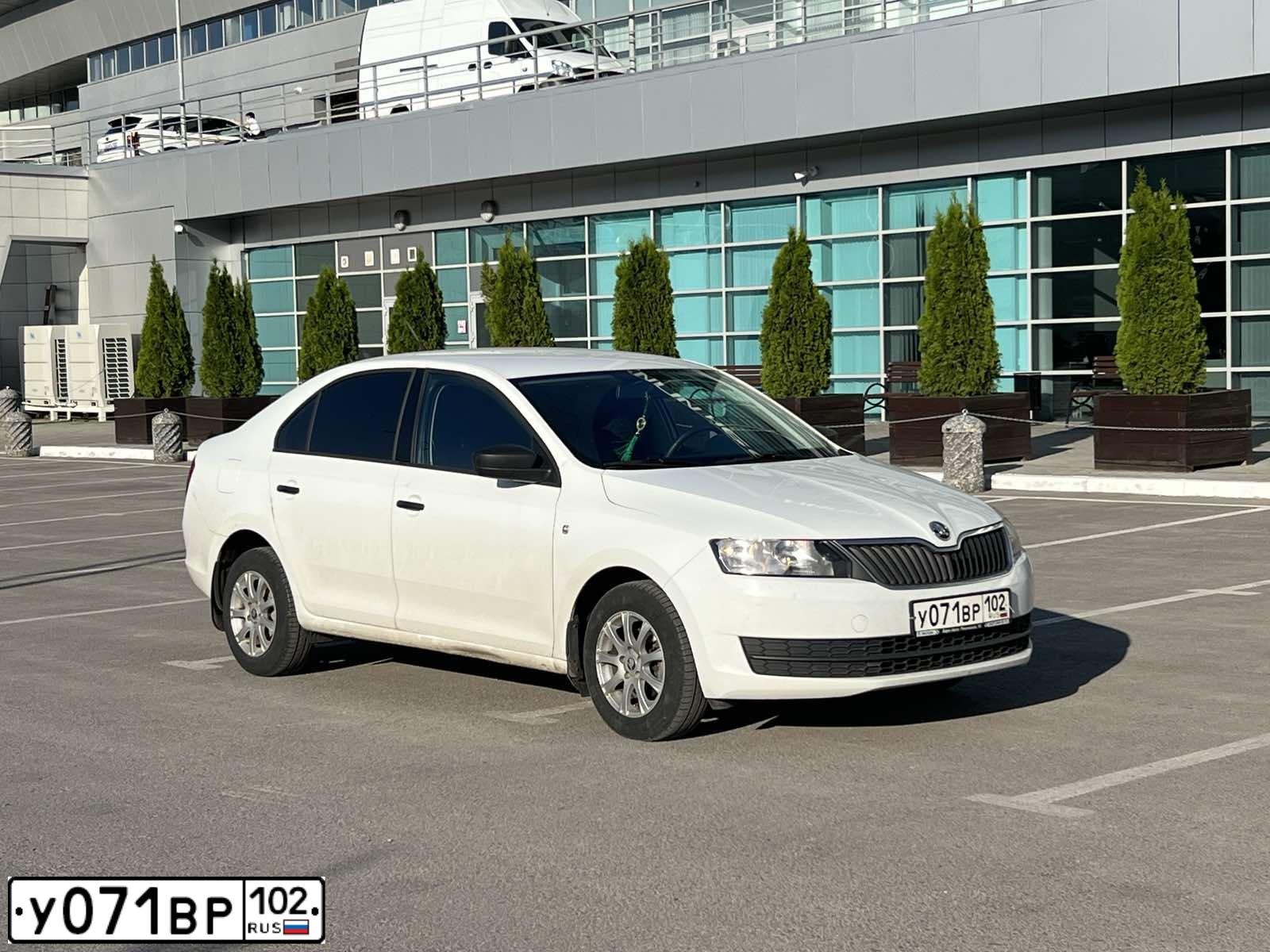 Фото автомобиля SKODA RAPID, 2016 — госномер У071ВР102. Цвет: БЕЛЫЙ