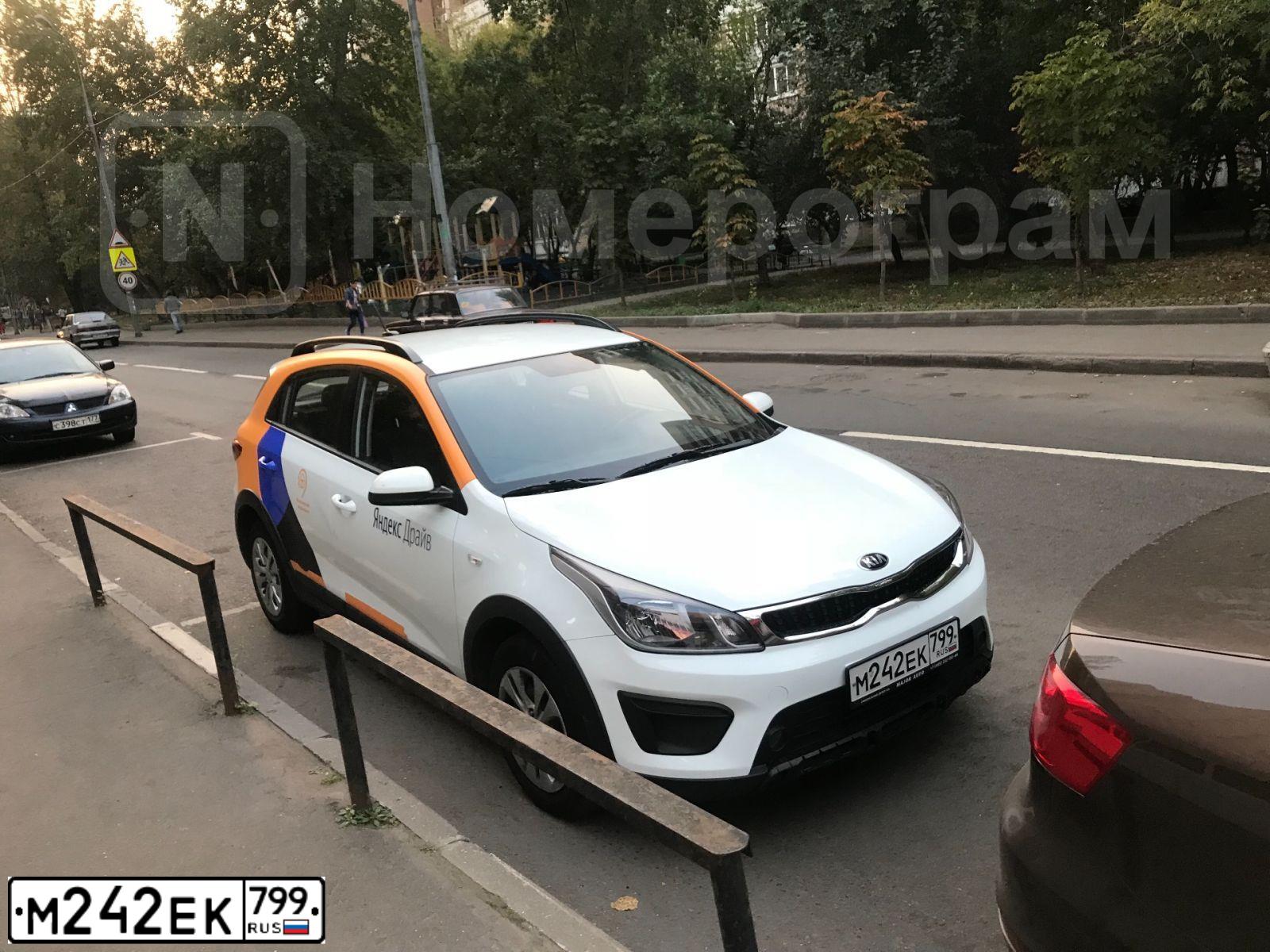 Фото автомобиля KIA RIO, 2018 — госномер Т450КН152. Цвет: Белый