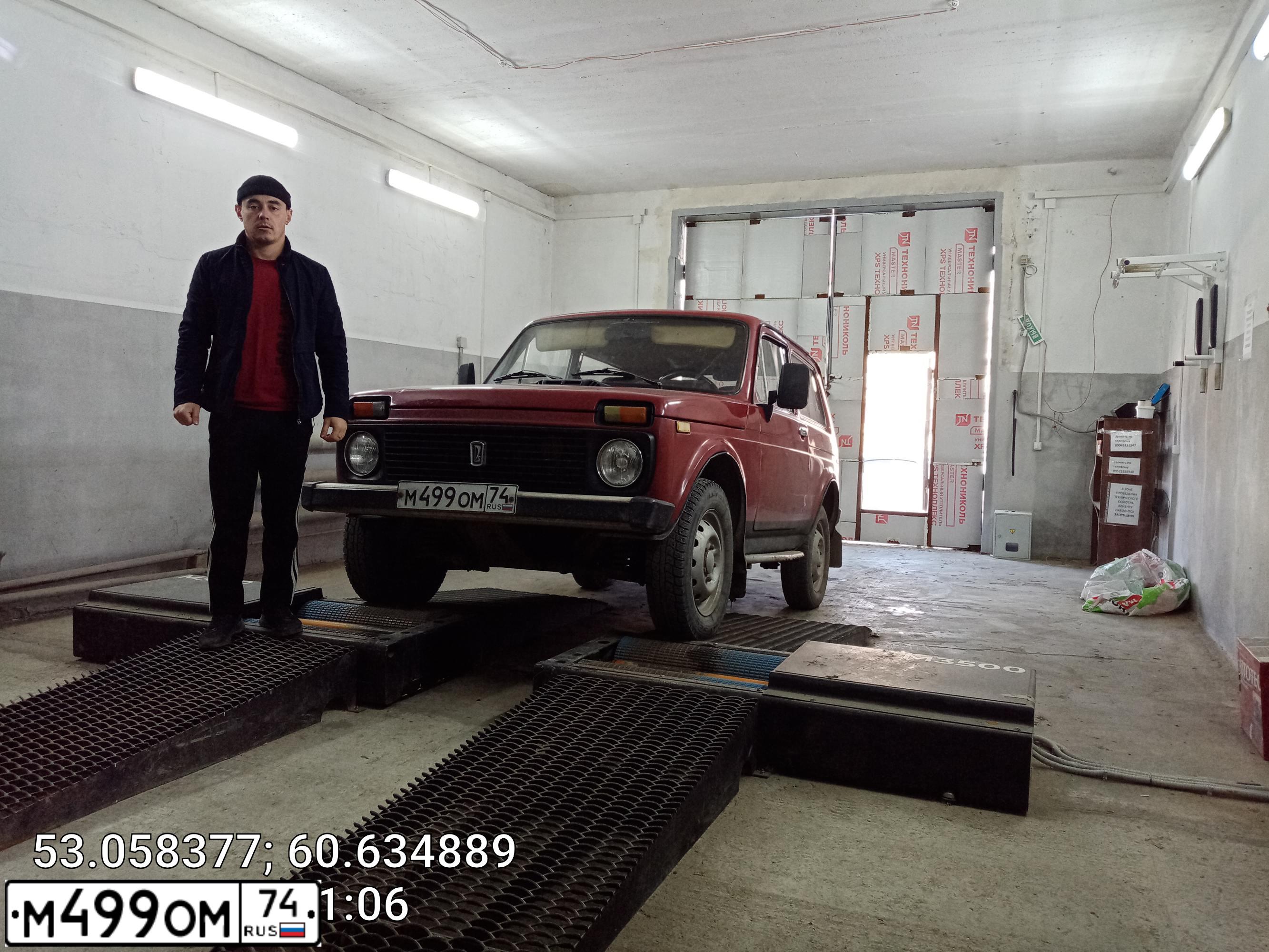 Фото автомобиля LADA 2121 NIVA, 1997 — госномер М499ОМ74. Цвет: ВИШНЕВЫЙ