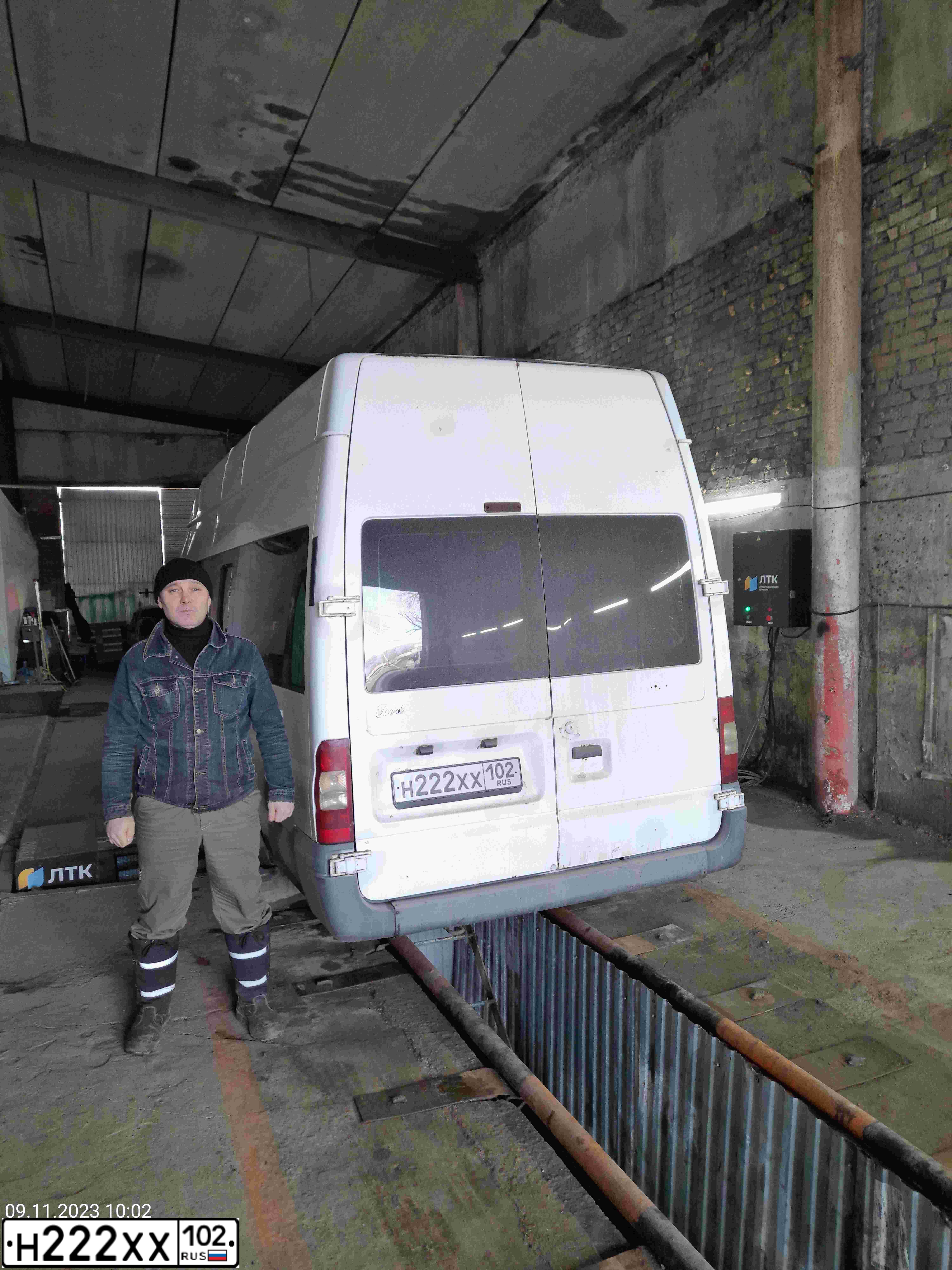 Фото автомобиля FORD TRANSIT, 2007 — госномер С002АХ102. Цвет: Белый