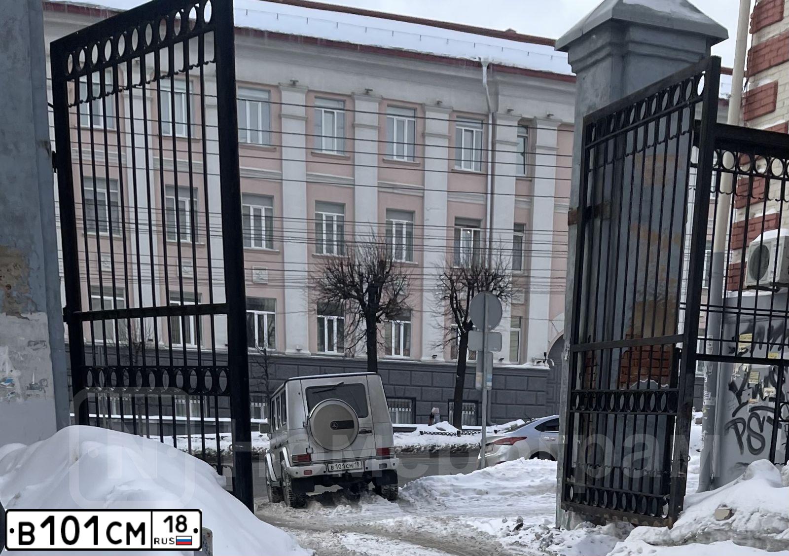 Фото автомобиля MERCEDES G-KLASSE, 2006 — госномер В101СМ18. Цвет: серебристый