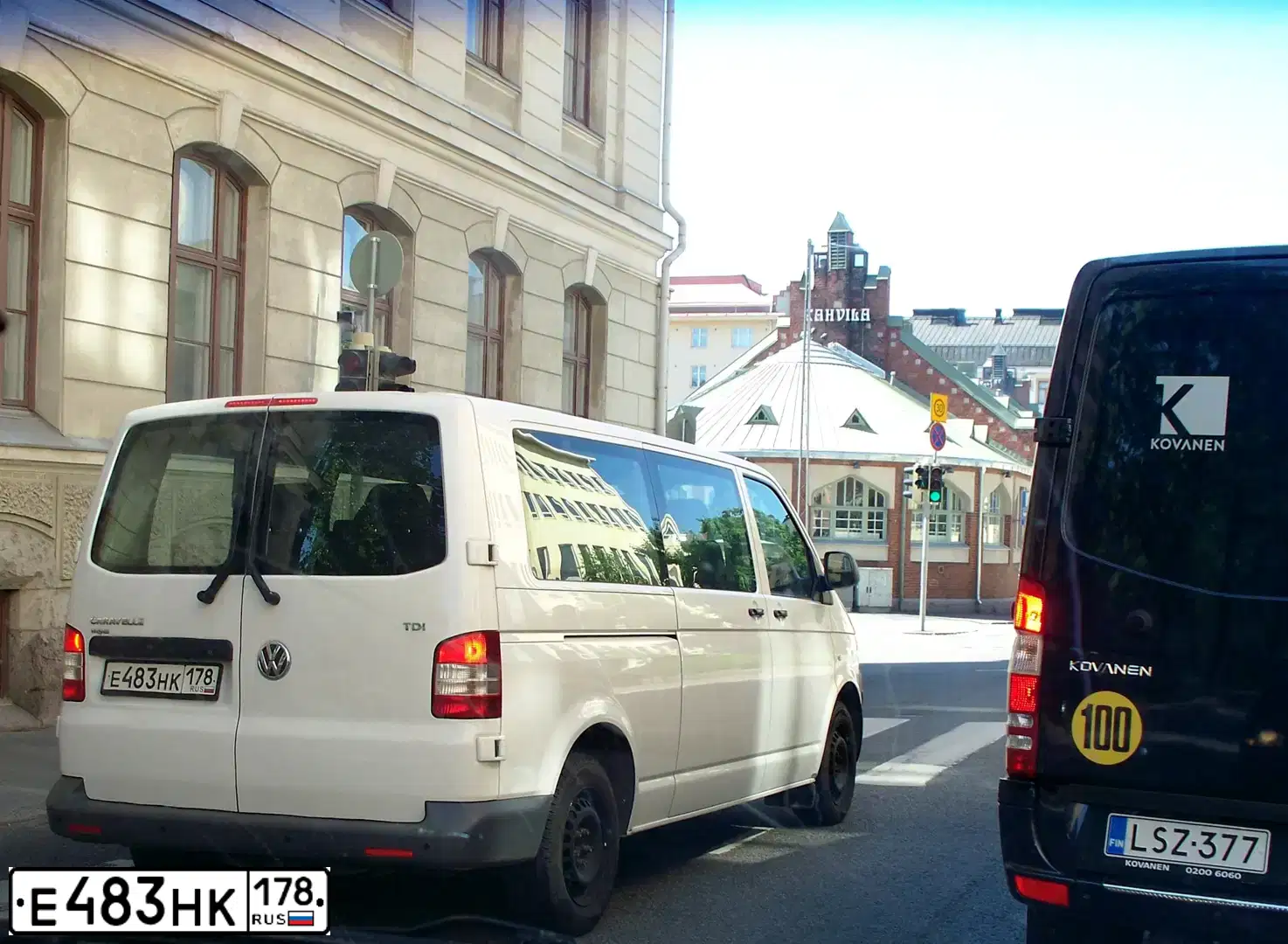 Фото автомобиля VOLKSWAGEN CARAVELLE, 2011 — госномер Е483НК178