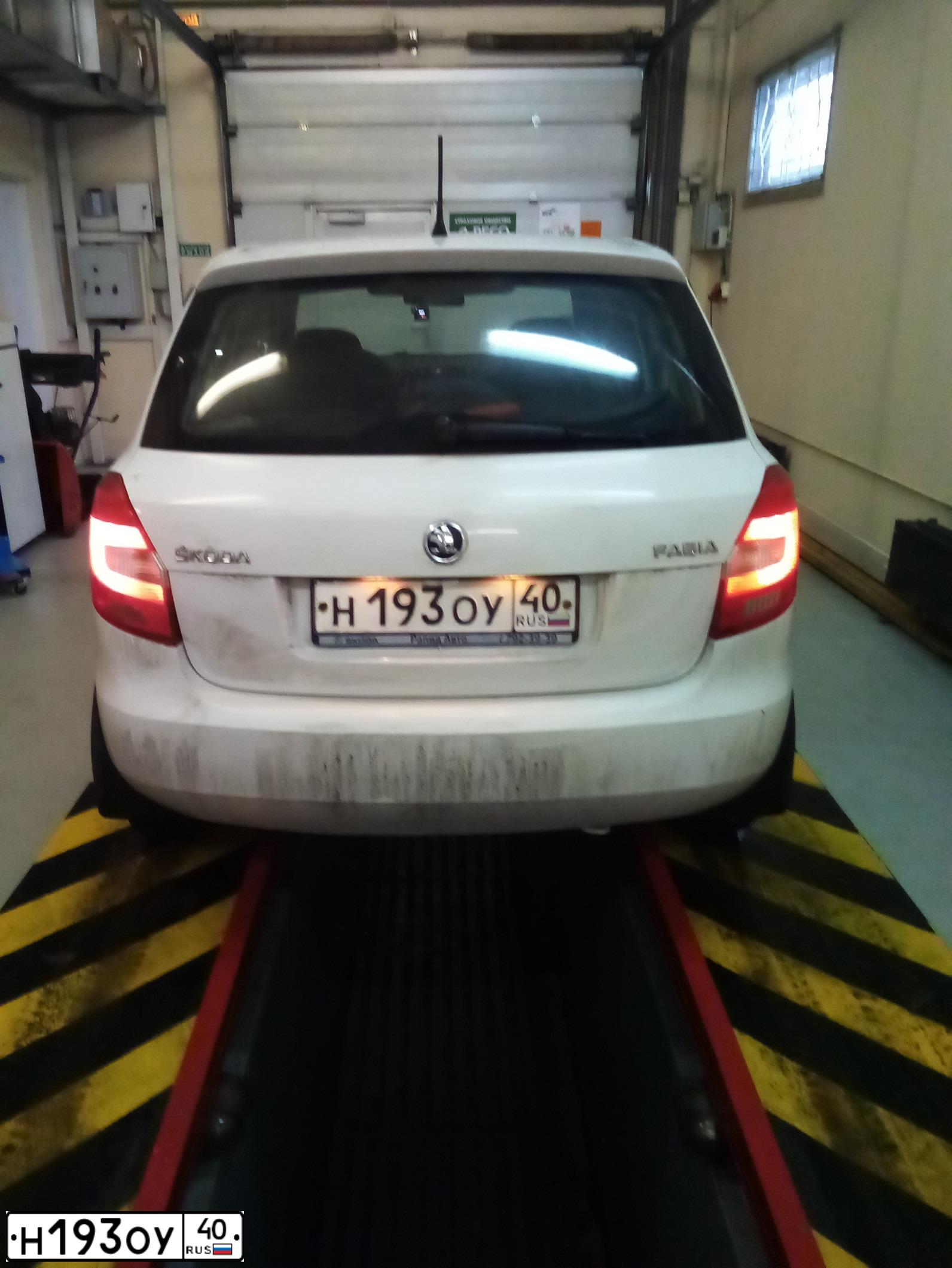 Фото автомобиля SKODA FABIA, 2013 — госномер Р206НЕ198. Цвет: БЕЛЫЙ