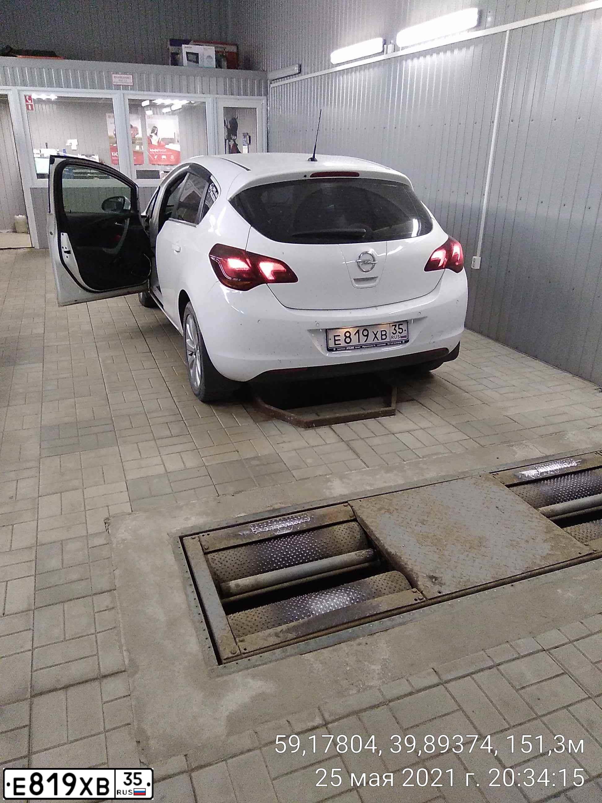 Фото автомобиля OPEL ASTRA, 2011 — госномер Е819ХВ35. Цвет: Белый