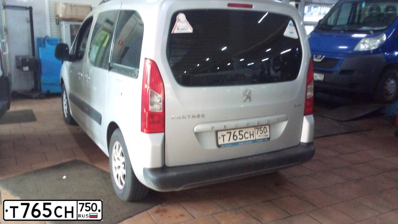 Фото автомобиля PEUGEOT PARTNER, 2010 — госномер Т765СН750. Цвет: Серебристый