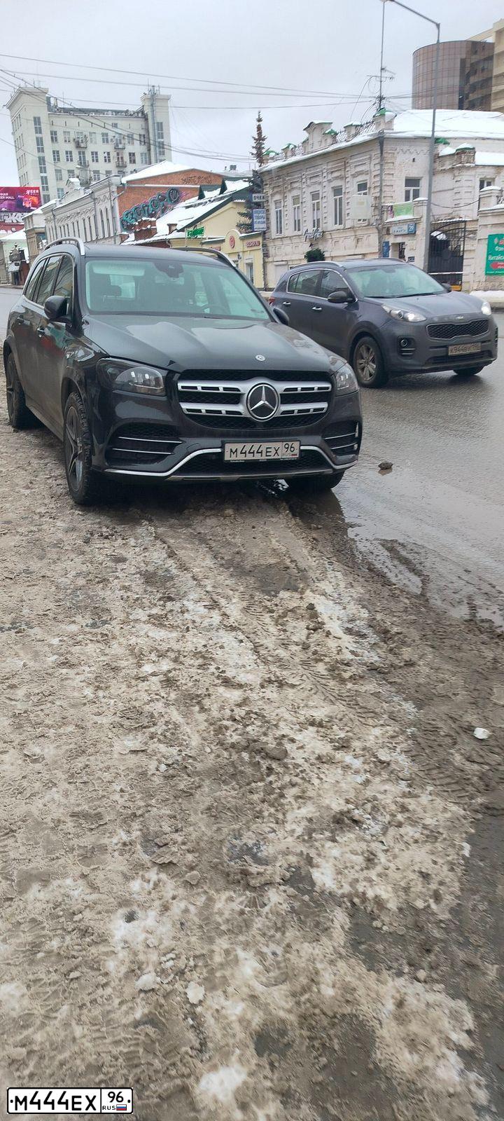 Фото автомобиля MERCEDES GLS-KLASSE, 2019 — госномер М444ЕХ96. Цвет: ЧЕРНЫЙ