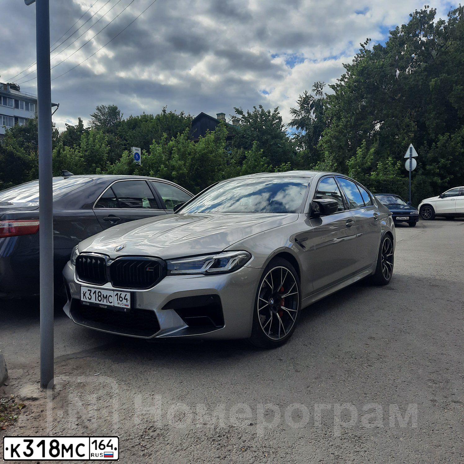 Фото автомобиля BMW M5 COMPETITION, 2021 — госномер К318МС164. Цвет: СЕРЫЙ