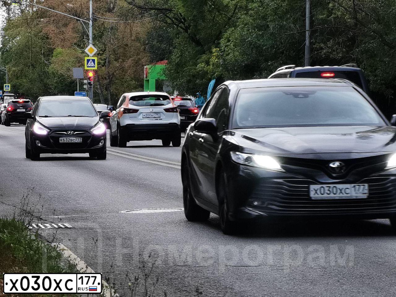 Фото автомобиля TOYOTA COROLLA, 2007 — госномер Х030ХС177. Цвет: СЕРЫЙ