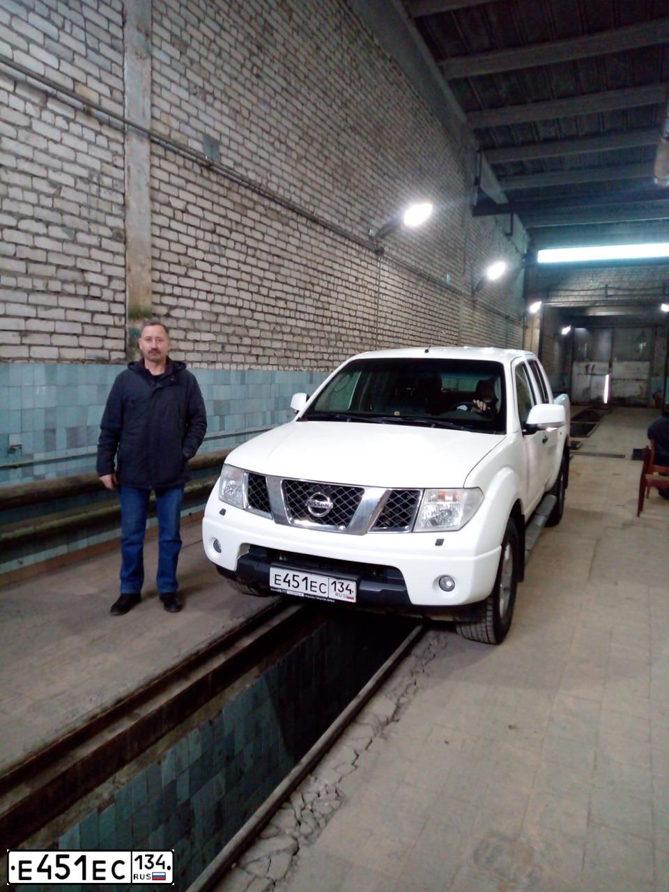 Фото автомобиля NISSAN NAVARA, 2007 — госномер К384НЕ30. Цвет: Белый