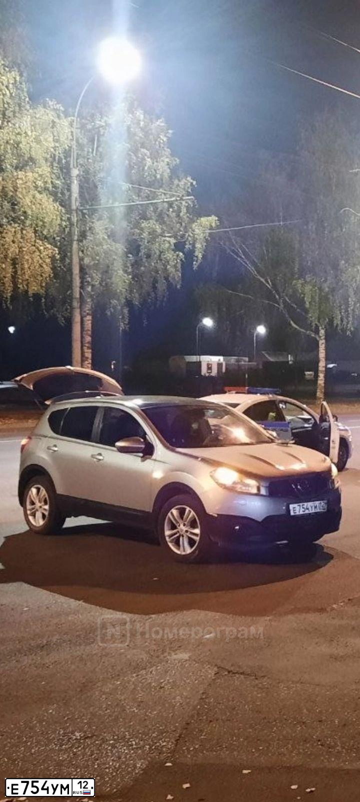Фото автомобиля NISSAN QASHQAI, 2011 — госномер Е754УМ12. Цвет: СЕРЕБРИСТЫЙ