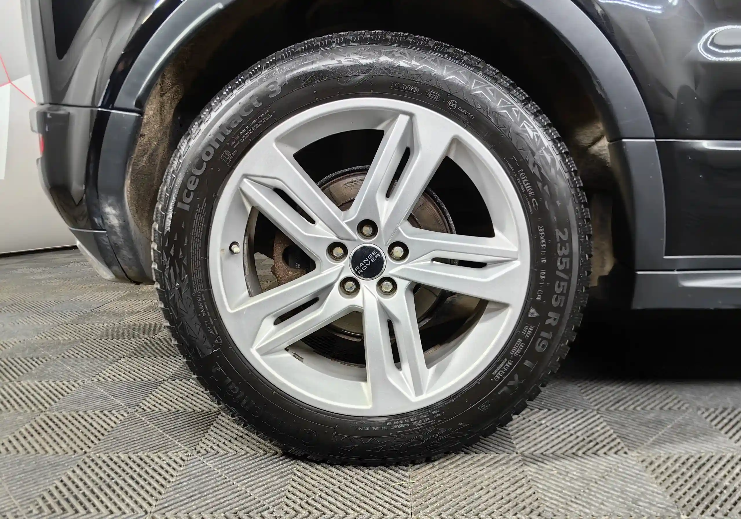 Фото автомобиля LANDROVER RANGE ROVER EVOQUE, 2012 — госномер Р008ЕО18. Цвет: ЧЕРНЫЙ