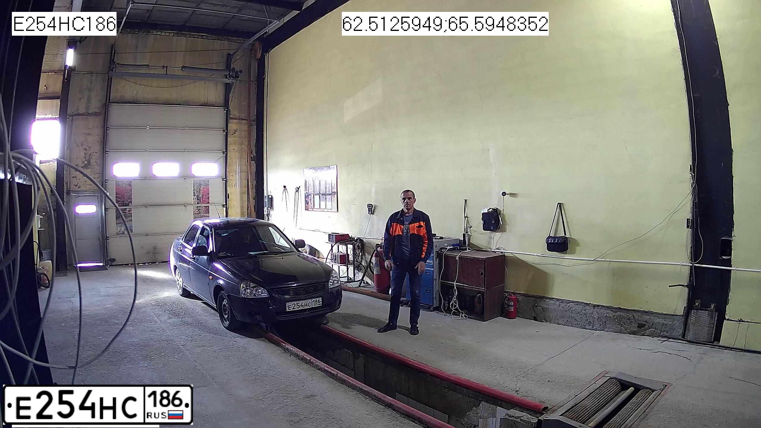 Фото автомобиля LADA 2170 PRIORA, 2007 — госномер Е254НС186. Цвет: Сине-Черный