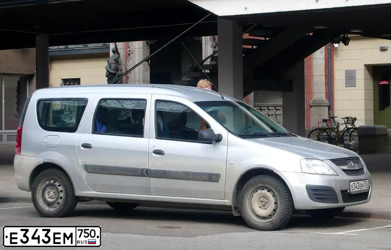 Фото автомобиля LADA LARGUS, 2014 — госномер Е343ЕМ750. Цвет: СЕРЫЙ