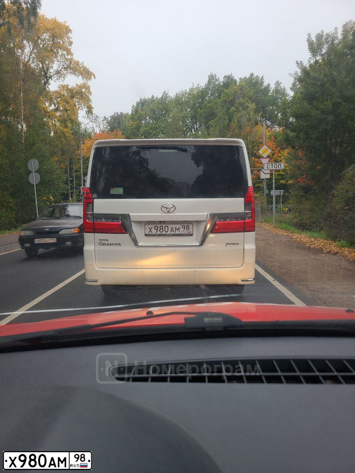 Фото автомобиля SSANGYONG KYRON, 2008 — госномер Х980АМ98. Цвет: ЧЕРНЫЙ