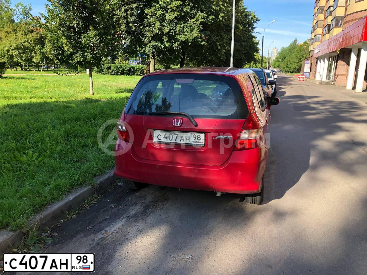 Фото автомобиля HONDA JAZZ, 2007 — госномер С407АН98. Цвет: Красный