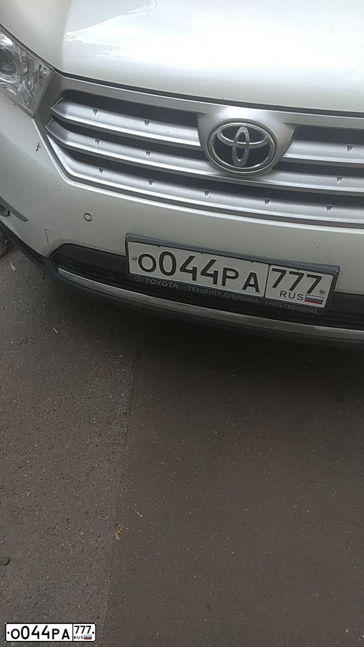 Фото автомобиля TOYOTA HIGHLANDER, 2012 — госномер М222ЕР199. Цвет: БЕЛЫЙ