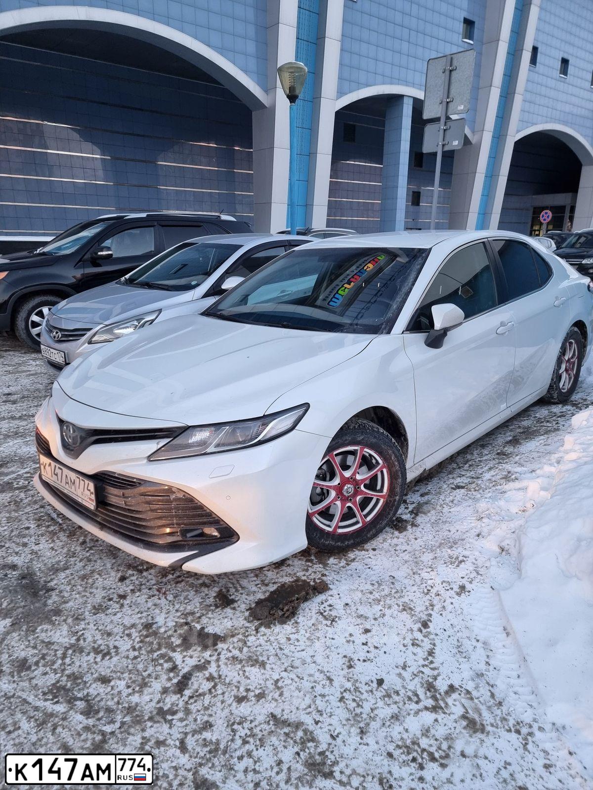 Фото автомобиля TOYOTA CAMRY, 2018 — госномер К147АМ774. Цвет: БЕЛЫЙ ПЕРЛАМУТР