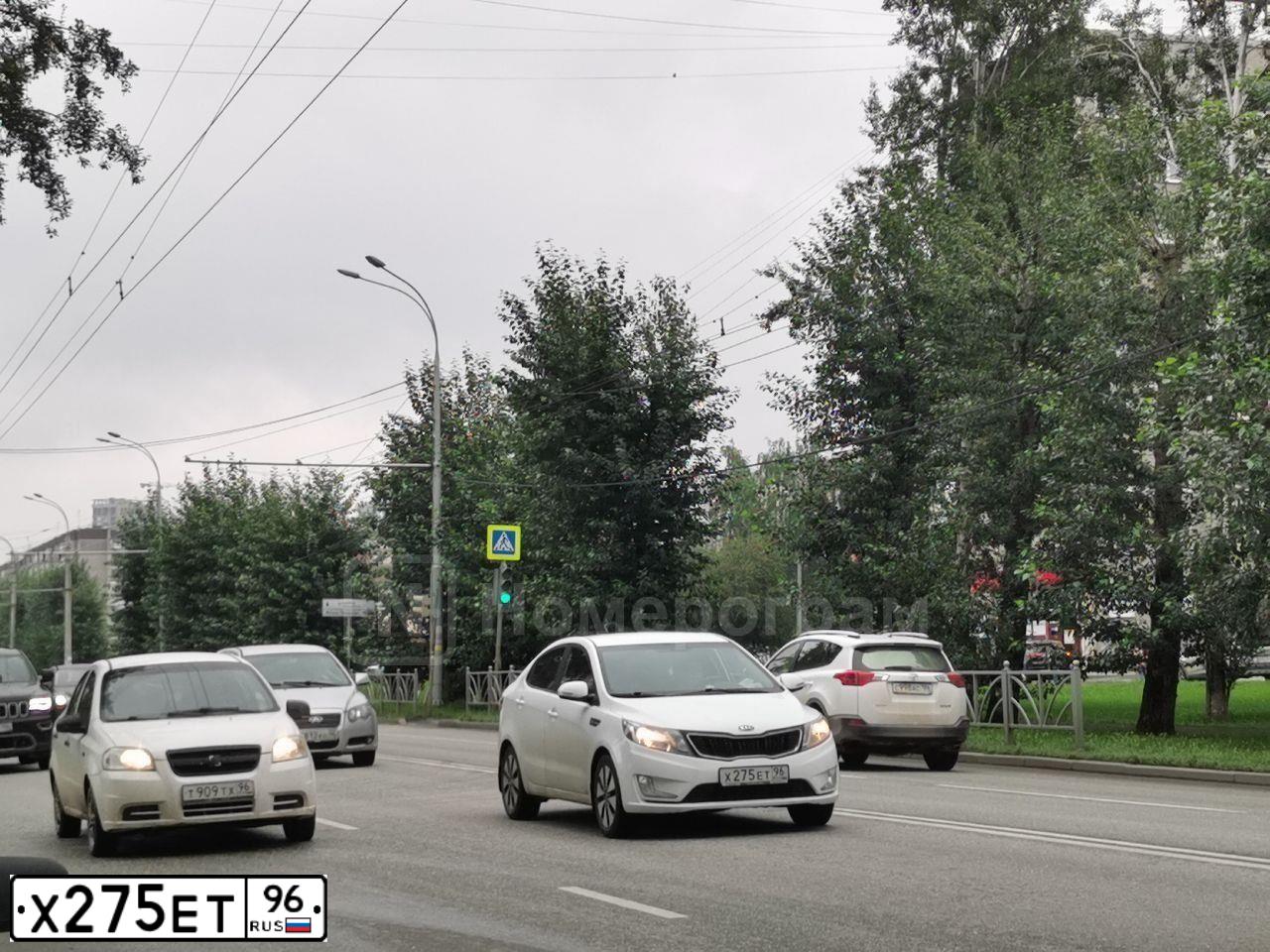 Фото автомобиля KIA RIO, 2013 — госномер Х275ЕТ96. Цвет: Белый