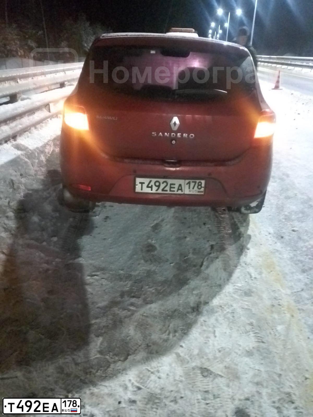 Фото автомобиля RENAULT SANDERO, 2014 — госномер Т492ЕА178. Цвет: КРАСНЫЙ