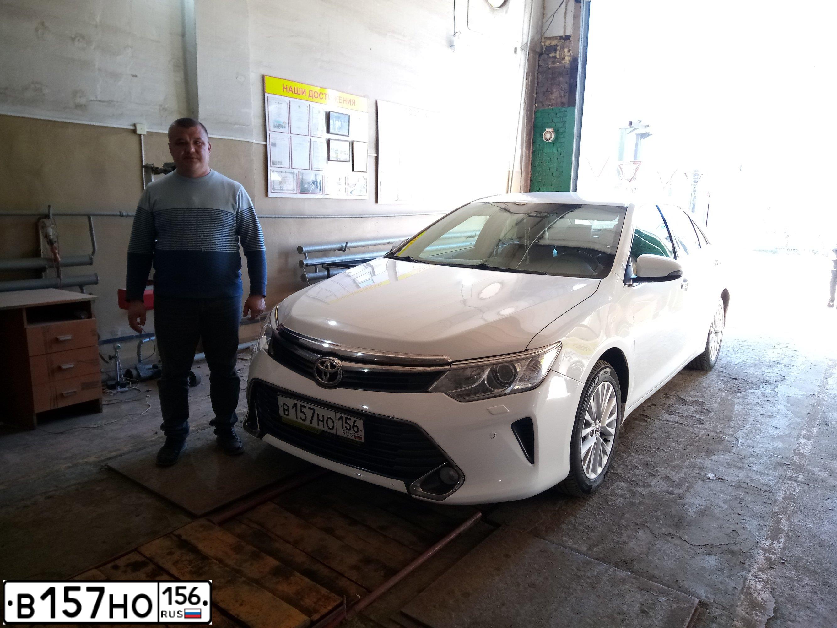 Фото автомобиля TOYOTA CAMRY, 2015 — госномер В157НО156. Цвет: Белый