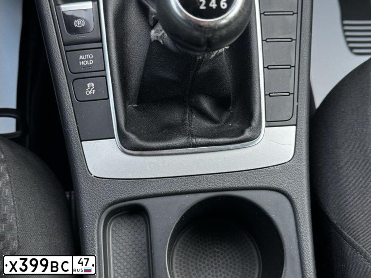 Фото автомобиля VOLKSWAGEN PASSAT, 2012 — госномер Х399ВС47. Цвет: БЕЖЕВО-СЕРЫЙ