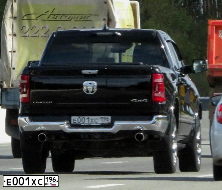 Фото автомобиля TOYOTA LANDCRUISER 200, 2018 — госномер Е001ХС196. Цвет: Белый