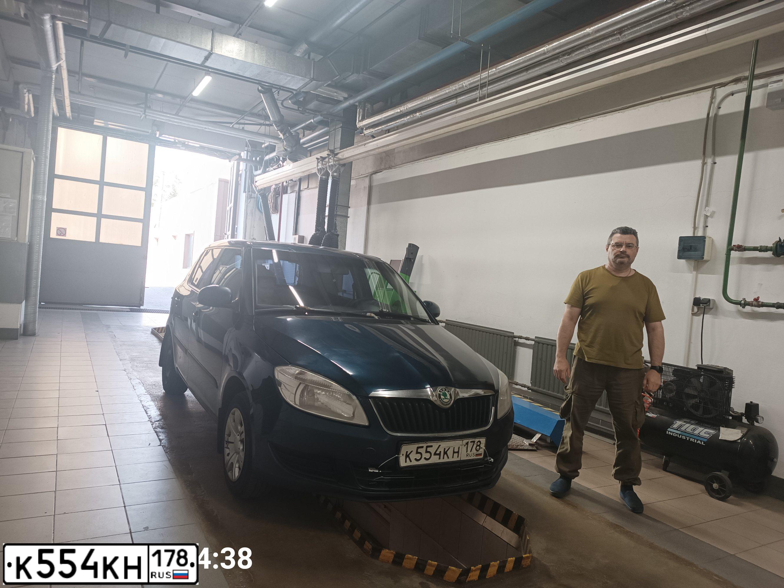 Фото автомобиля SKODA FABIA, 2011 — госномер А484МА977. Цвет: СИНИЙ