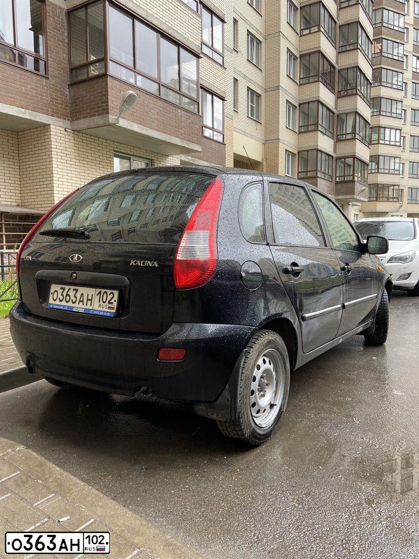 Фото автомобиля LADA KALINA, 2012 — госномер К056КР53. Цвет: Сине-Черный
