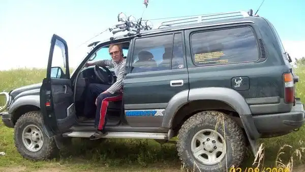 Фото автомобиля TOYOTA LANDCRUISER, 1998 — госномер Р738ХЕ98. Цвет: ТЕМНО-ЗЕЛЕНЫЙ