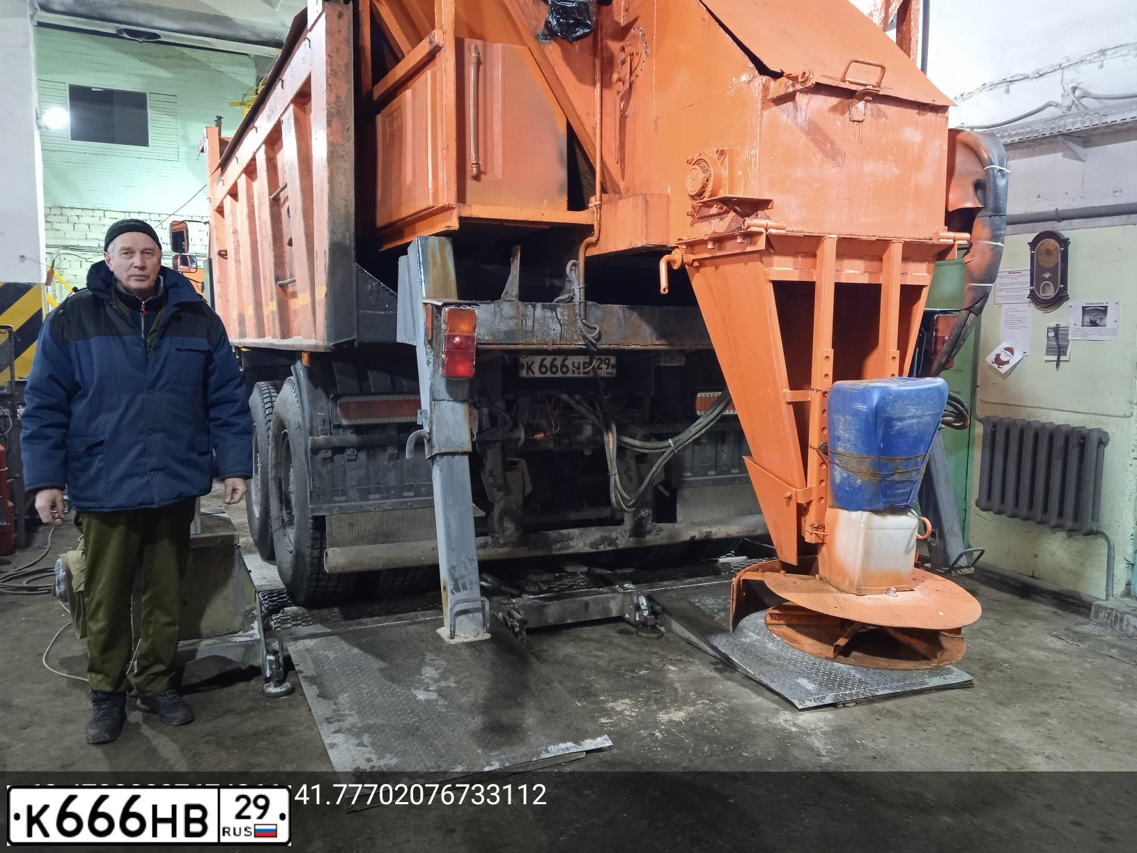 Фото автомобиля KAMAZ 6520 /6X4/, 2012 — госномер К666НВ29. Цвет: ОРАНЖЕВЫЙ