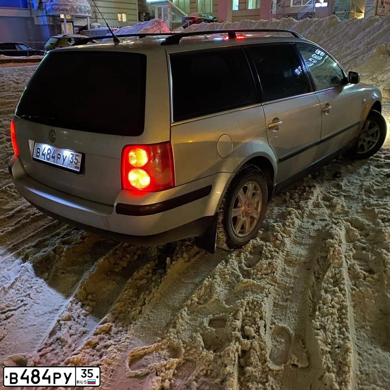 Фото автомобиля VOLKSWAGEN PASSAT, 2002 — госномер В484РУ35. Цвет: СЕРЕБРИСТЫЙ