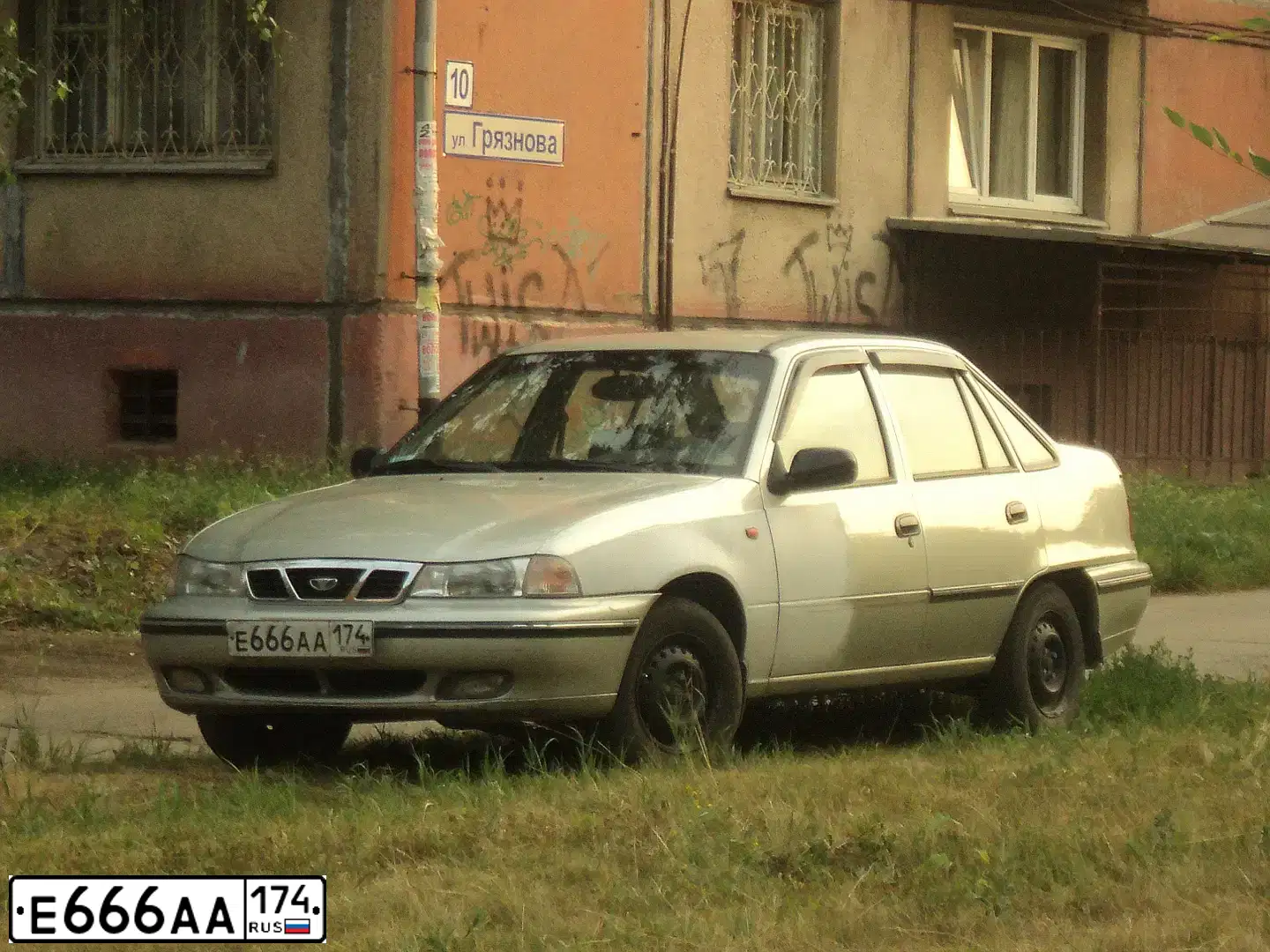Фото автомобиля DAEWOO NEXIA, 2007 — госномер Е666АА174. Цвет: СВЕТЛО-СЕРЫЙ